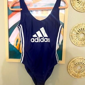 Médium 1 piece swim wear. Never worn adidas